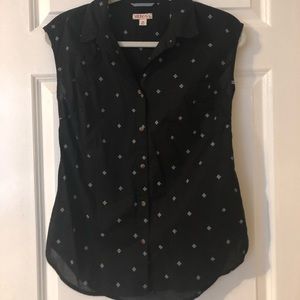 Black sleeveless collared shirt